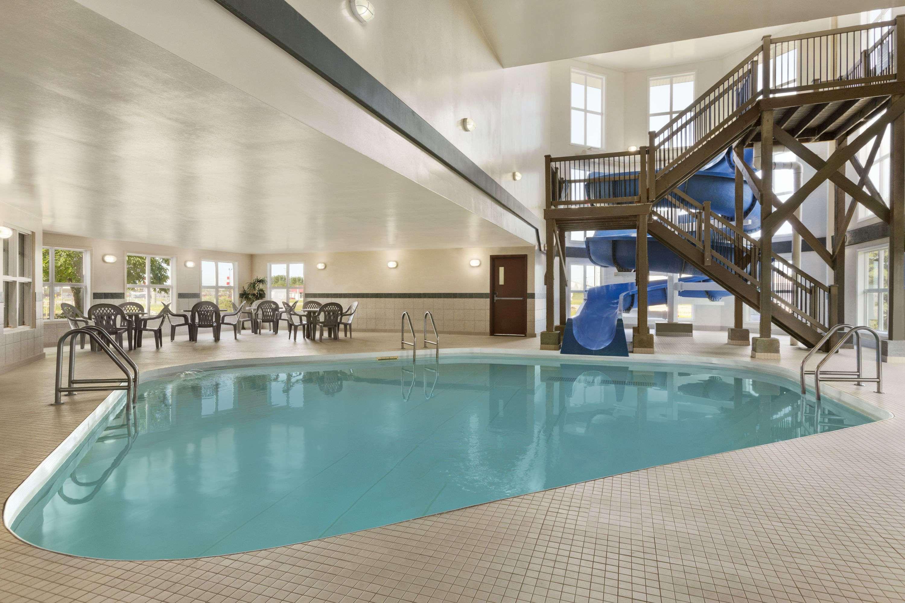 Days Inn By Wyndham Steinbach Buitenkant foto