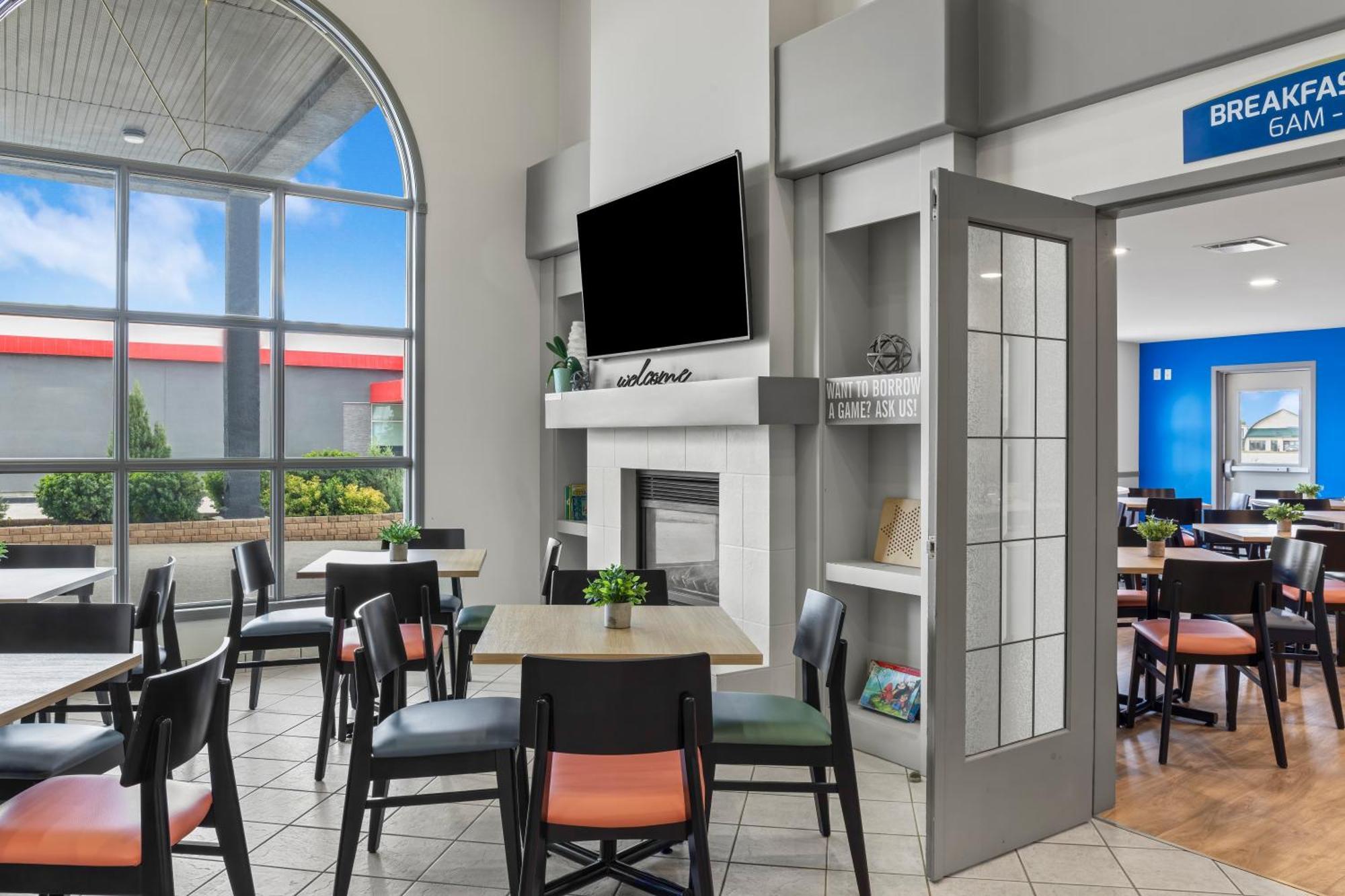 Days Inn By Wyndham Steinbach Buitenkant foto