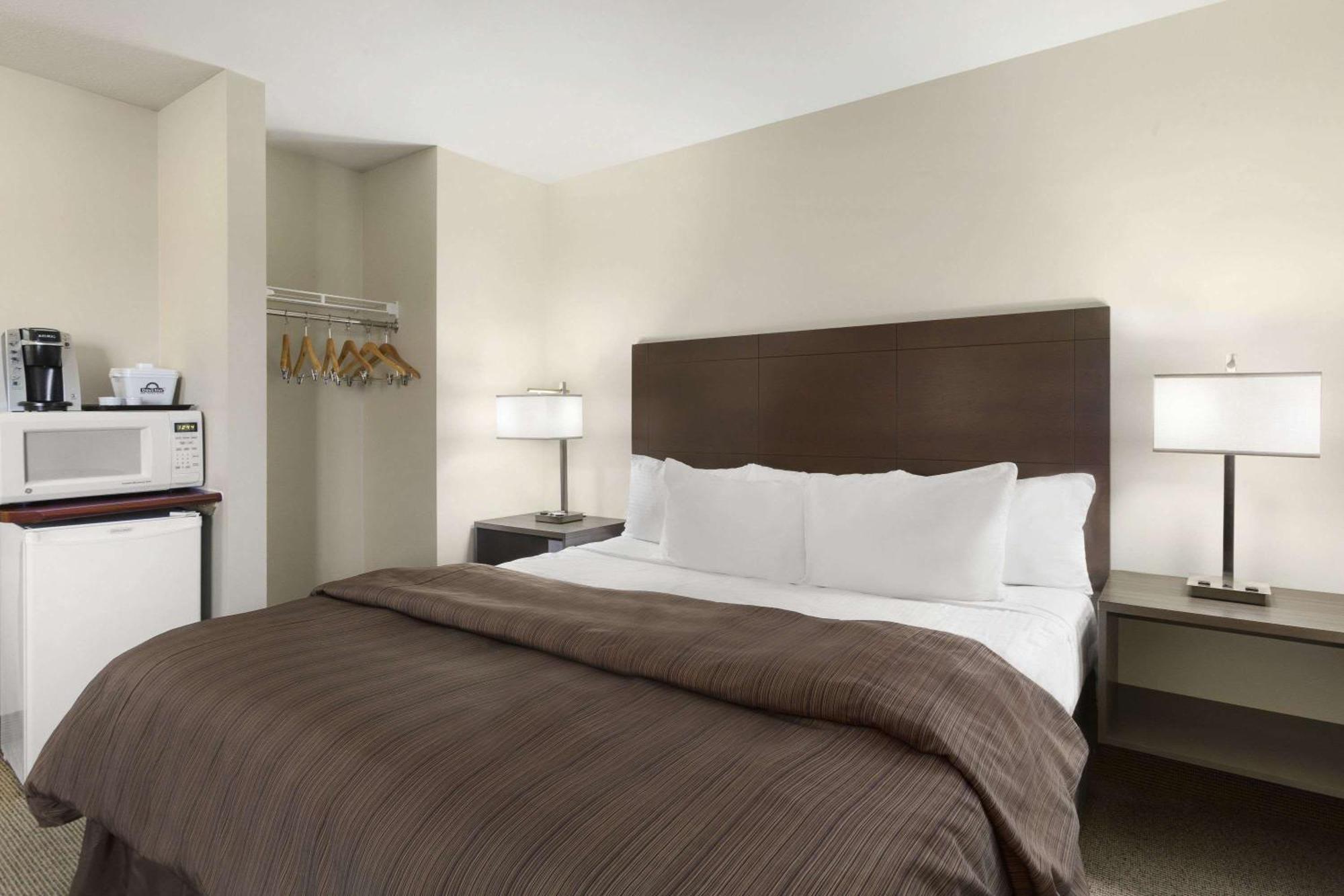 Days Inn By Wyndham Steinbach Buitenkant foto