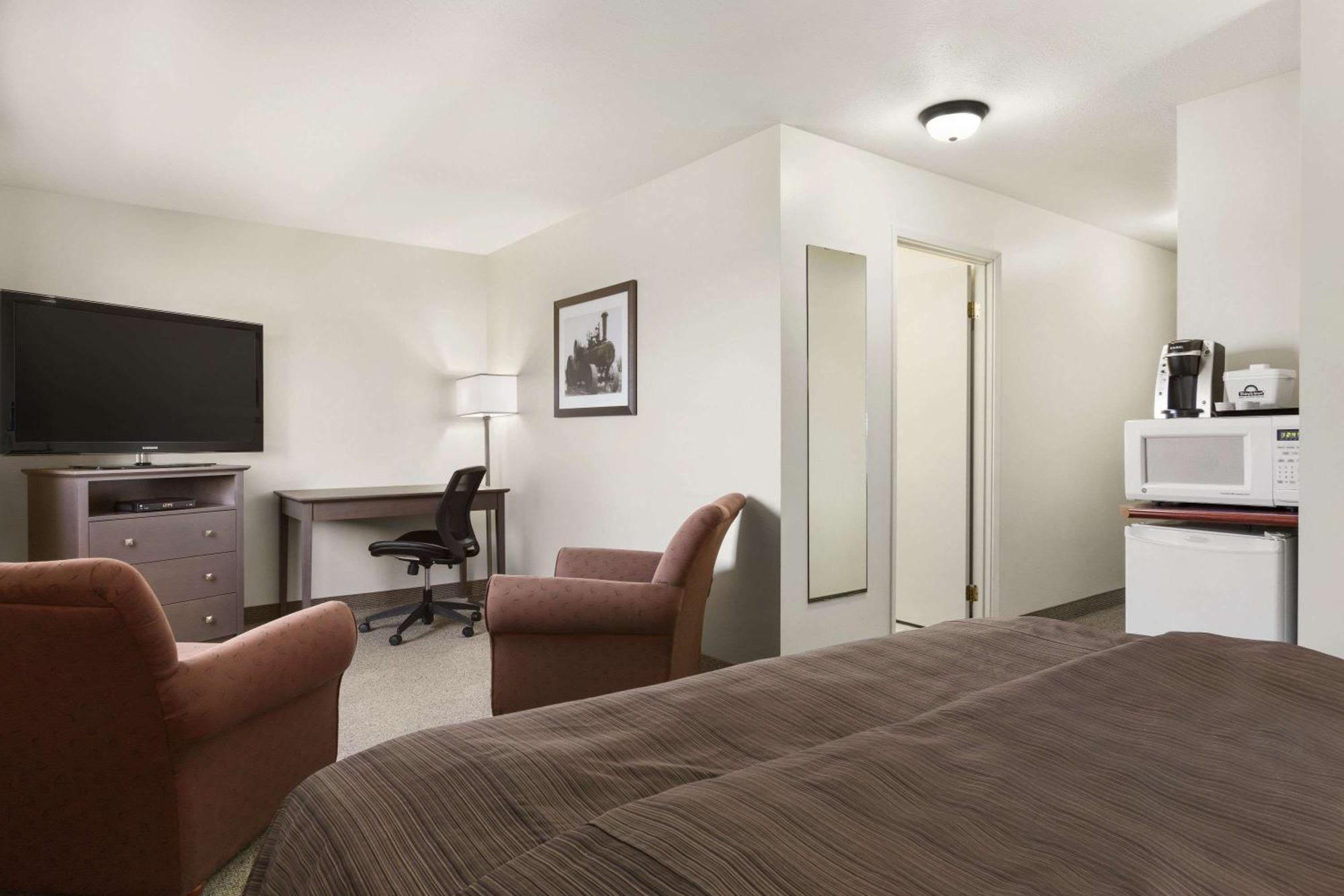 Days Inn By Wyndham Steinbach Buitenkant foto